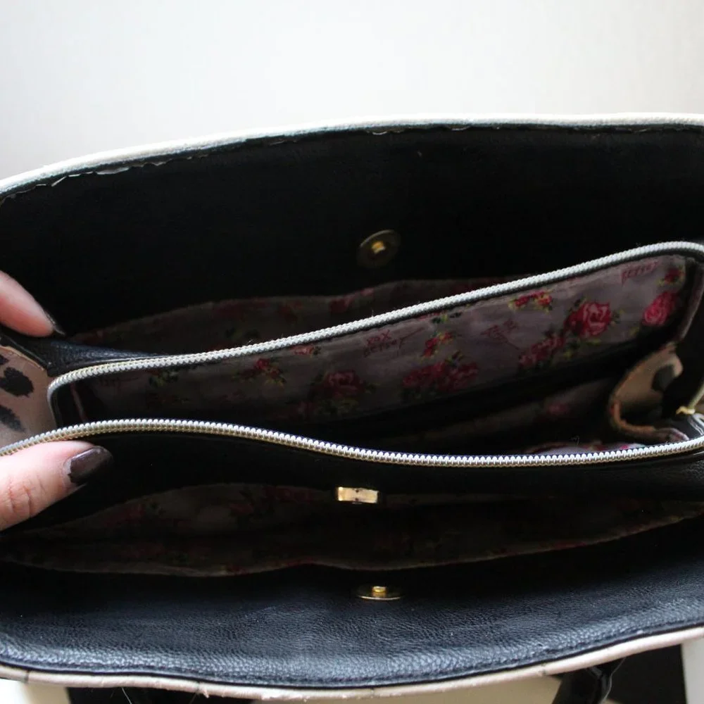 BETSEY JOHNSON BLACK & WHITE HEART PURSE - Picture 9 of 11